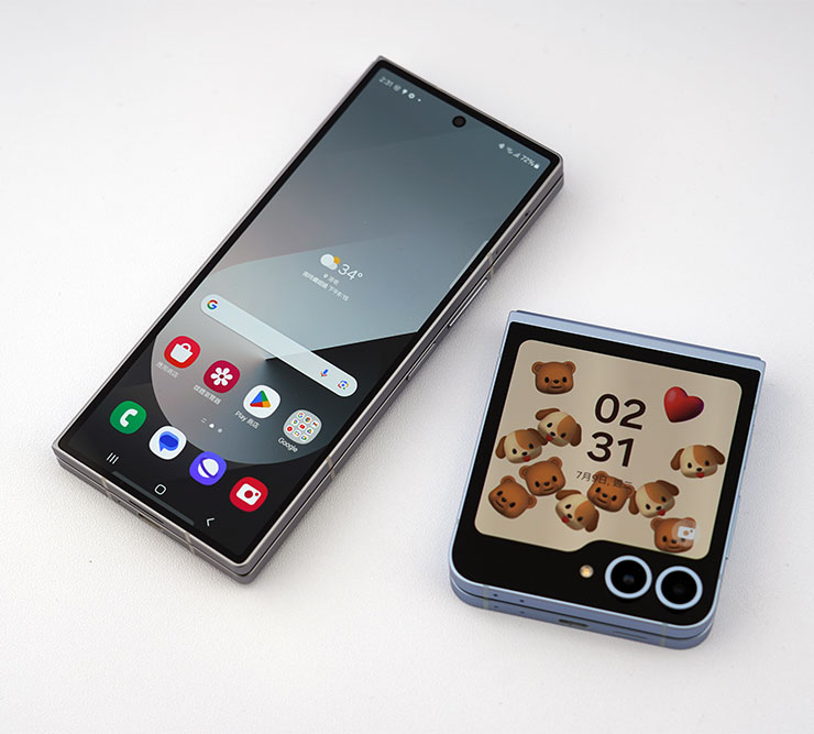 AI For All!三星推出全新摺疊雙旗艦 Galaxy Z Fold6、Z Flip6 ,打造完整 AI 行動生態圈!實機搶先動手體驗心得分享! - 阿祥的網路筆記本 平心而論,Galaxy Z Fold6 與 Galaxy Z Flip6 在外觀設計上與前一代有些許差異,但大致沒有相差太多,以 Z Fold6 來說,螢幕的比例變得略寬、略矮,握持手感差異不大,Z Flip6 同樣採用資料夾外型的大尺寸封面螢幕,但雙鏡頭加入了機身同色的飾環設計,是與前代較大的差異。