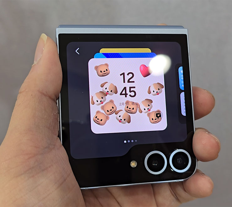 AI For All!三星推出全新摺疊雙旗艦 Galaxy Z Fold6、Z Flip6 ,打造完整 AI 行動生態圈!實機搶先動手體驗心得分享! - 阿祥的網路筆記本 Galaxy Z Flip6 的鎖定頁面有多不同的風格,且有更多互動性。