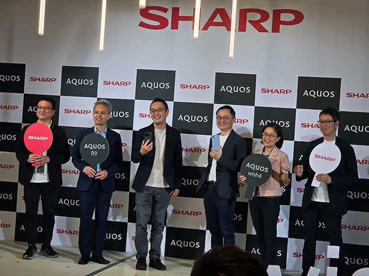台灣夏普推出 AQUOS R9 徠卡機與超強悍入門機 AQUOS wish4,在台設立手機維修中心強化服務網! - 阿祥的網路筆記本 日本夏普手機通信事業部本部長小林繁(圖左三)、台灣夏普總經理張凱傑(圖右三)共同宣告 AQUOS R9 逸 AQUOS wish9 在台上市。