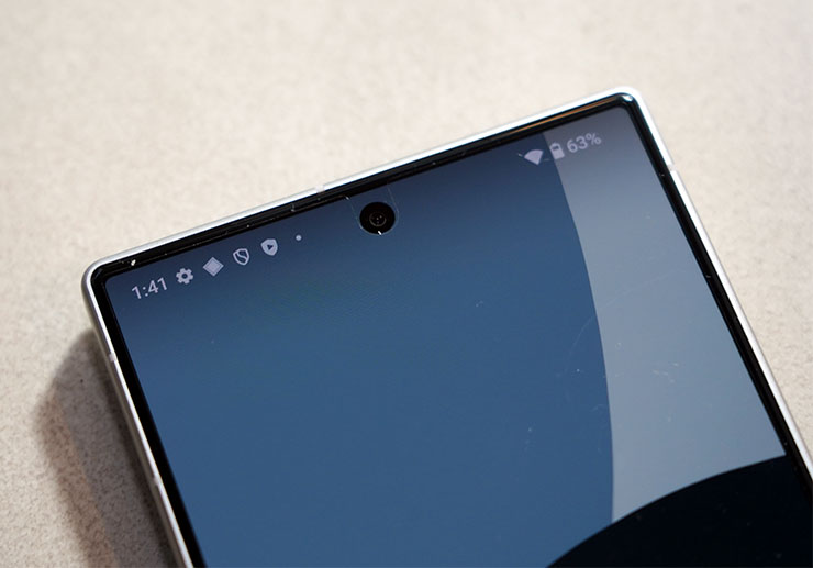 台灣夏普推出 AQUOS R9 徠卡機與超強悍入門機 AQUOS wish4,在台設立手機維修中心強化服務網! - 阿祥的網路筆記本 AQUOS R9 的自拍鏡頭採挖孔設置,同樣也為 5,030 萬畫素。