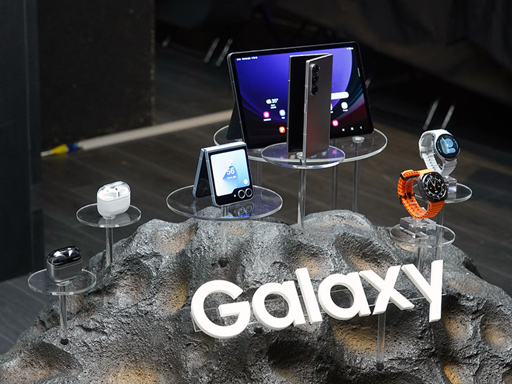 三星 AI 摺疊旗艦 Galaxy Z Fold6|Z Flip6 即日起展開預購,詳細上市資訊一次看! - 阿祥的網路筆記本 三星昨日新發表的 Galaxy Z Fold6、Z Flip6、Galaxy Watch Ultra、Galaxy Watch7、Galaxy Buds3 與 Buds3 Pro…等新品都將在台灣上市。