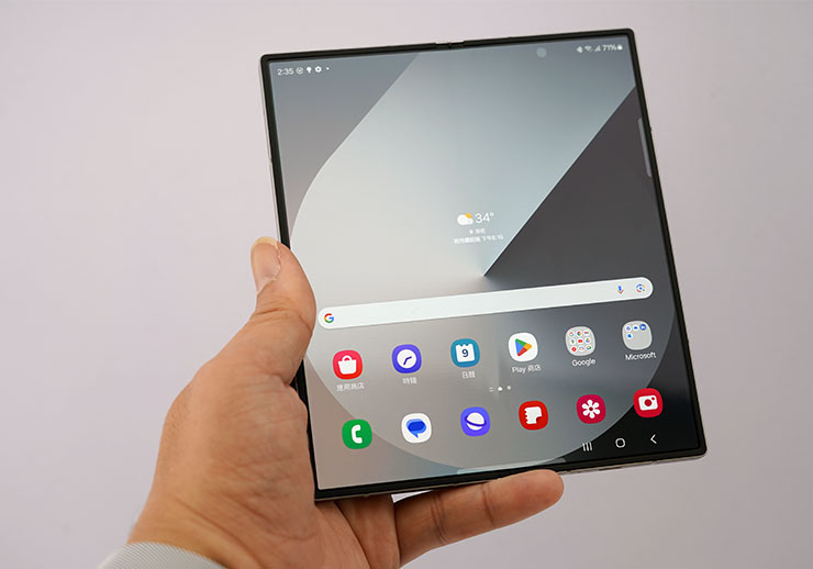 三星 AI 摺疊旗艦 Galaxy Z Fold6|Z Flip6 即日起展開預購,詳細上市資訊一次看! - 阿祥的網路筆記本 Galaxy Z Fold6 螢幕比例略為調整,變得稍寬、稍矮。