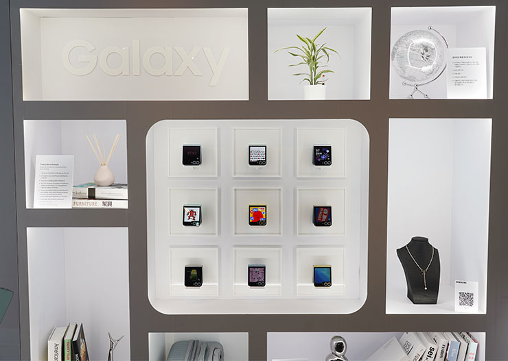 三星 AI 摺疊旗艦 Galaxy Z Fold6|Z Flip6 即日起展開預購,詳細上市資訊一次看! - 阿祥的網路筆記本 Galaxy Z Flip6 擁有可客製化的封面螢幕,堪稱潮流百變。