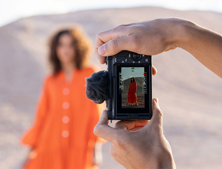  Sony ZV-E10 II 全新垂直使用介面可自動自水平方向旋轉為垂直方向，讓創作者輕鬆檢閱與調整拍攝內容