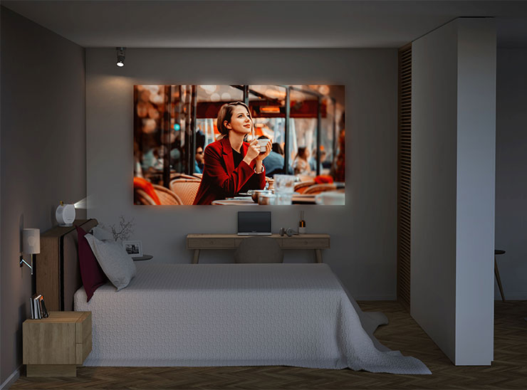 具備360度水平旋轉底座與自動側投影功能，擺在床頭櫃也可投影出方正大畫面，節省床鋪空間_BenQ GV50雷射智慧微型投影機