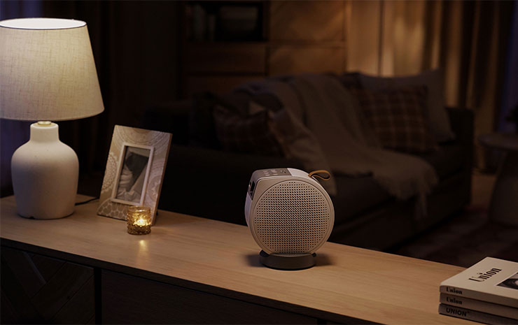 特殊水滴造型，可 135 度全段式投影仰角、轉一下輕鬆投影天花板_BenQ GV50雷射智慧微型投影機