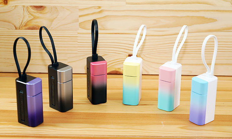 Mood 小日子雙充頭口袋行動電源除了基本的黑、白雙色，都推出六種不同漸層色款，採機身黑、白與漸屬式蓋板搭配出獨特風格。