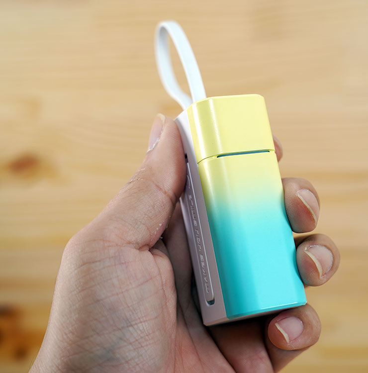 以檸檬綠搭配蒂芬妮綠漸層的蘇打綠是阿祥最愛的一款，拿在手上就能發現他的小巧，重量也僅 120g 完全沒有任何負擔。