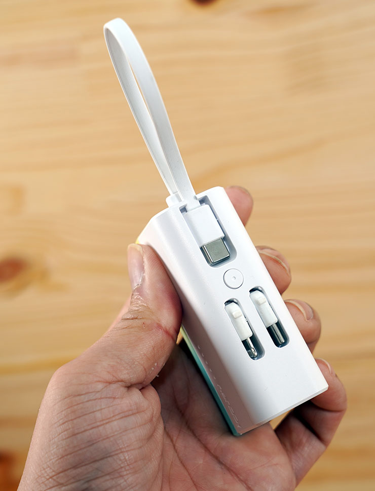 機身後側可以看到固定充電線的凹槽、功能按鈕與兩組可收納式的充電頭，而這個設計也已獲得專利註冊囉！