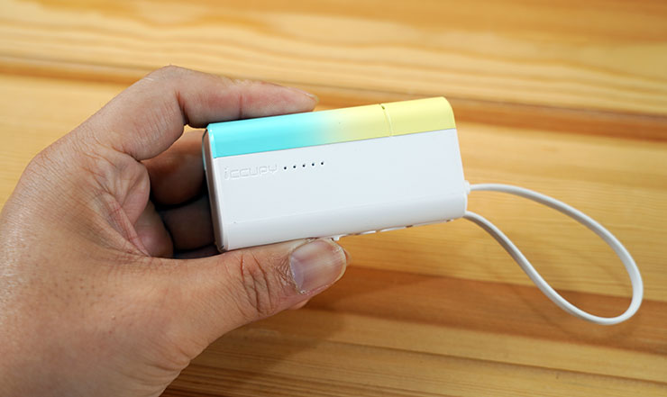 機身側邊可以看到黑占 iCCUPY 的英文 LOGO 與電量指示燈。