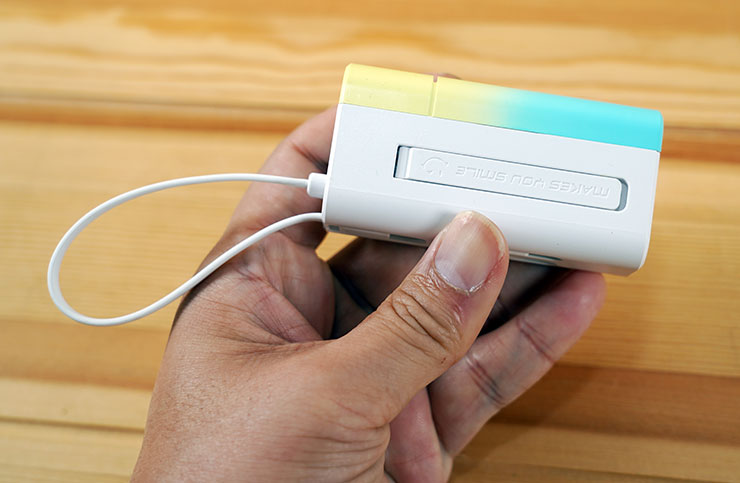 機身另一側則是可收摺式的支架，也是 Mood 小日子雙充頭口袋行動電源很實用的設計之一。