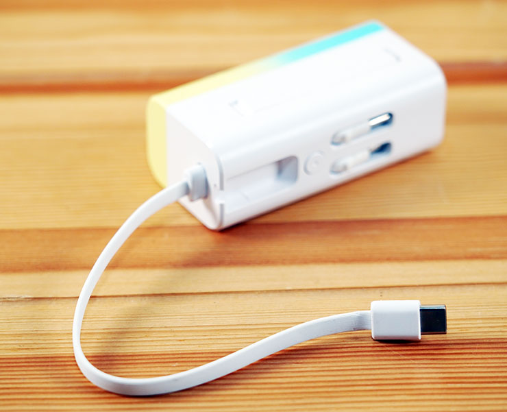 也可以將標配的充電線從凹槽卡榫中抽出，即可像一般行動電源使用方式來充電，像是額外要為平板電腦、真無線耳機…等設備充電也很方便。