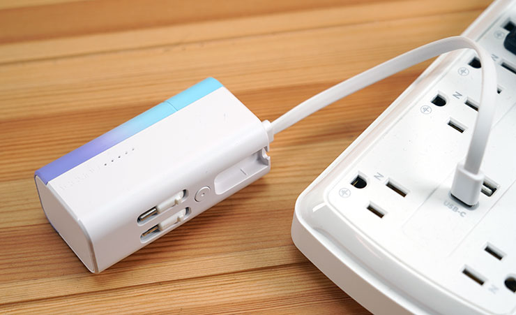 這條充電線也能兼作行動電源電量補充之用。