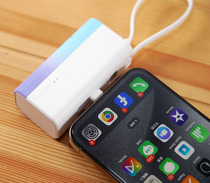 Mood 小日子雙充頭口袋行動電源直接連結 iPhone 15 Pro Max 充電的樣子。