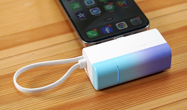 充電時，行動電源正面蓋板的燈號也會亮起，可以透過底側的按鈕來切換不同的顯示方式，包括恆亮或是呼吸燈模式。