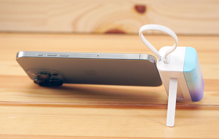在連結手機充電時，也能直接展開Mood 小日子雙充頭口袋行動電源自帶的支架，將手機架立於桌面上使用。