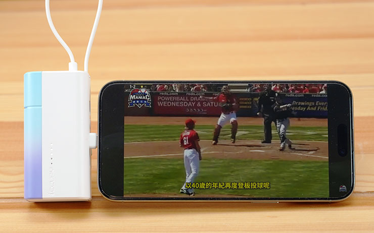 橫向架立手機的樣子，一般看影片、追劇都很方便。