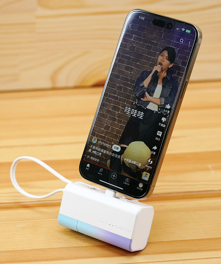 當然，在將手機縱向直立也是非常穩，喜歡刷 Tiktok、IG Reel 也適用。