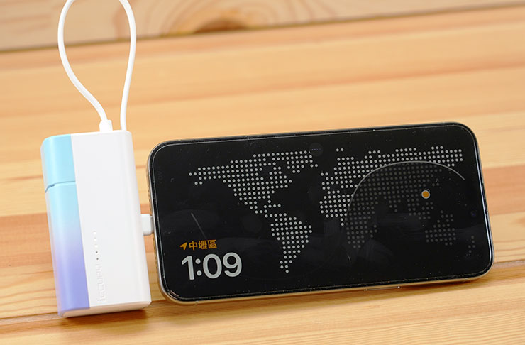 當然，iOS 的橫向充電時的螢幕保護功能也能適用，顯示時鐘、行事曆、相簿…等功能也相當美觀。