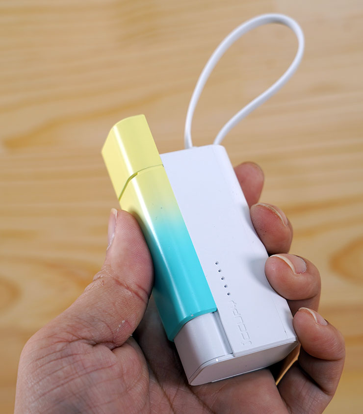 Mood 小日子雙充頭口袋行動電源正側的彩色蓋板是可以自行替換的，向上滑動即可推開。