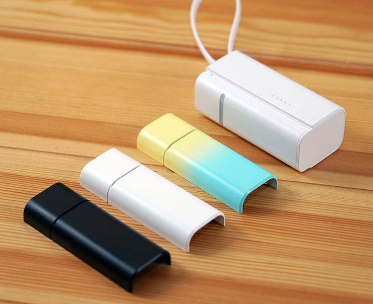 除了漸層撞色，也有純白、純黑的蓋板可以替換。