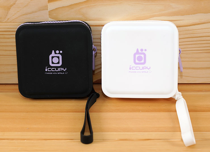 原廠也有推出Mood 小日子雙充頭口袋行動電源專屬的質感攜帶包，小巧可愛，獨特的親膚材質摸起來也很舒服。