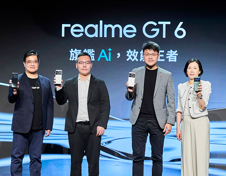 8月1日起獨家與台灣大哥大合作開賣，8月1日起至8月15日止，購機登錄即加贈一年延長保固和一年螢幕保固​優惠，還可參加週週抽餐券。