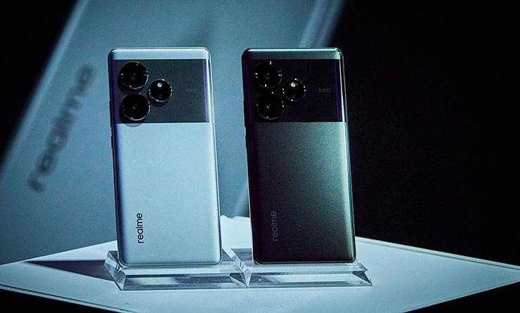 realme GT 6的奈米鏡面設計採用最先進的玻璃製造工藝，以霧面金屬陽極氧化工藝結合亮面金屬，完美體現雅緻的冷冽現代時尚，並推出「流銀色」、「鋒綠色」兩色。