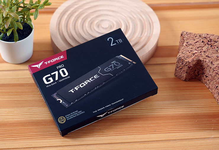 T-Force G70 Pro 的包裝盒走低調路線，全黑色的盒身搭配 SSD 產品實體看起來簡約有質感。