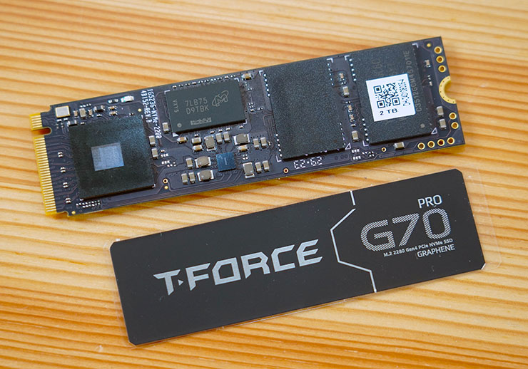 包裝盒內除了 T-Force G70 Pro 本體之外，也提供了一張石墨烯散熱貼片，可依照需求自行貼上 SSD，這樣的設計對用戶來說挺方便的，若是有自行搭配的散熱器或是採用主機板標配的 M.2 散熱片，也可以省去把貼片撕下的麻煩。