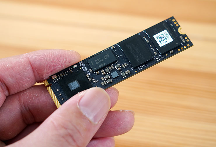 T-Force G70 Pro 正面可以看到主控、DRAM 與兩顆 NAND Flash 晶片。