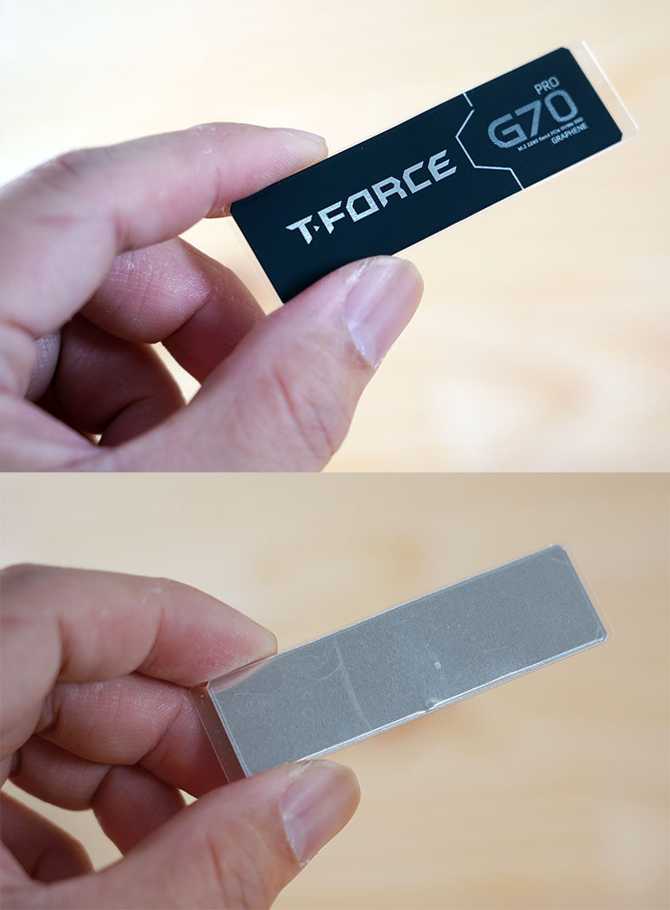 T-Force G70 Pro 隨附的石墨烯散熱貼片，厚度極薄，背面可看到銀色的貼合區塊。