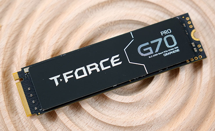 撕下散熱貼片的透明保護膜，即可貼合在 T-Force G70 Pro 的正面。
