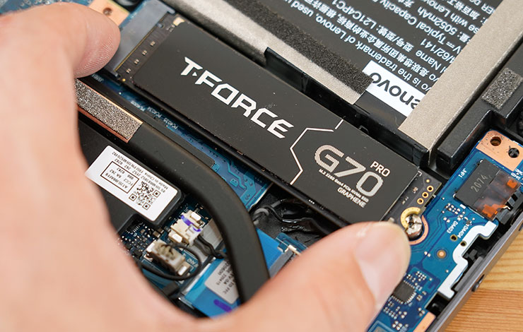 此次受測的 T-Force G70 Pro 為搭配石墨烯散熱貼片的薄型版本，能夠很好地搭配電競筆電使用。