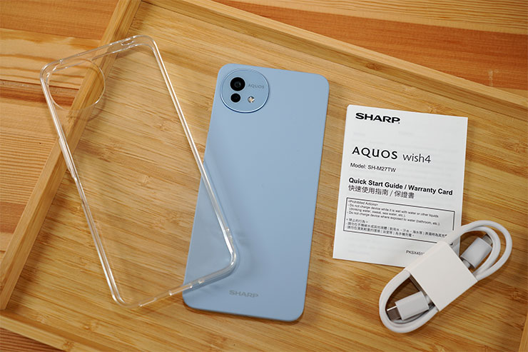 SHARP AQUOS Wish4 開箱實測:日系簡約美型、功能完整,堅固耐用無可挑剔! - 阿祥的網路筆記本 盒內物品一覽,除了 SHARP AQUOS Wish4 本體、說明書、USB 傳輸充電線,還提供了清透的保護殼一個。