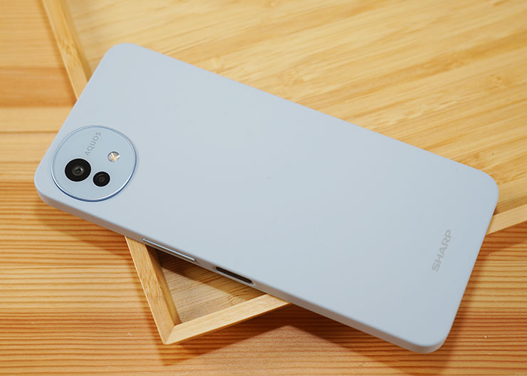 SHARP AQUOS Wish4 開箱實測:日系簡約美型、功能完整,堅固耐用無可挑剔! - 阿祥的網路筆記本 機身背面的設計十分乾淨,相機模組置於左上側。