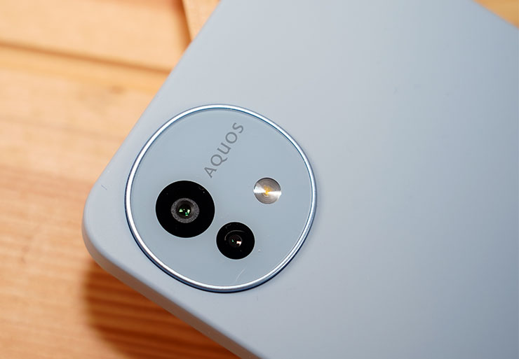 SHARP AQUOS Wish4 開箱實測:日系簡約美型、功能完整,堅固耐用無可挑剔! - 阿祥的網路筆記本 機身背面的相機模組造型「非圓非方」的設計很特別,內部搭配雙鏡頭、補光燈與 AQUOS 的 LOGO。