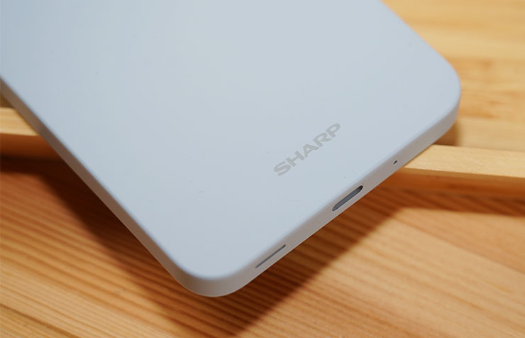 SHARP AQUOS Wish4 開箱實測:日系簡約美型、功能完整,堅固耐用無可挑剔! - 阿祥的網路筆記本 機身背面底側可看到銀色的 SHARP LOGO,這設計還挺低調的。