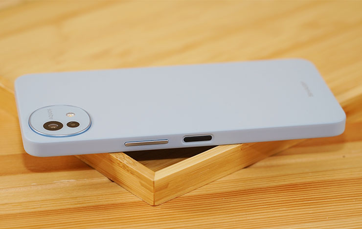 SHARP AQUOS Wish4 開箱實測:日系簡約美型、功能完整,堅固耐用無可挑剔! - 阿祥的網路筆記本 機身右側配置了單一的音量調整鍵與整合指紋辨識器的電源鍵。