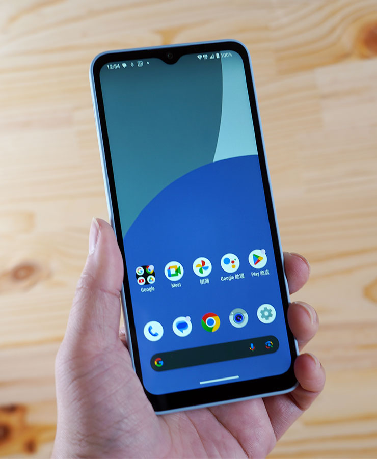 SHARP AQUOS Wish4 開箱實測:日系簡約美型、功能完整,堅固耐用無可挑剔! - 阿祥的網路筆記本 SHARP AQUOS Wish4 擁有 6.6 吋的大螢幕,略為狹長的比例讓握持手感很不錯。