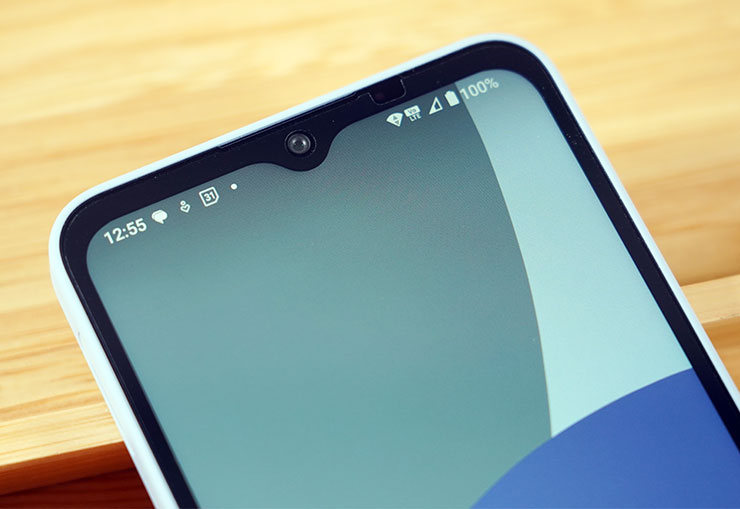 SHARP AQUOS Wish4 開箱實測:日系簡約美型、功能完整,堅固耐用無可挑剔! - 阿祥的網路筆記本 正面上方的前鏡頭採水滴型額頭設計。