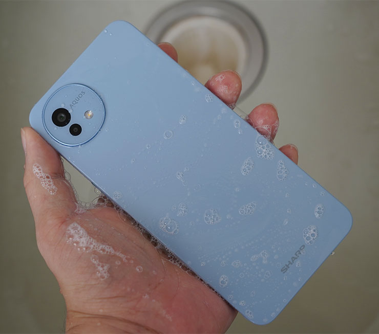 SHARP AQUOS Wish4 開箱實測:日系簡約美型、功能完整,堅固耐用無可挑剔! - 阿祥的網路筆記本 SHARP AQUOS Wish4 除了防水,也能直接使用洗手乳來清潔手機,若是不小心弄髒手機也能很好的完成清潔。