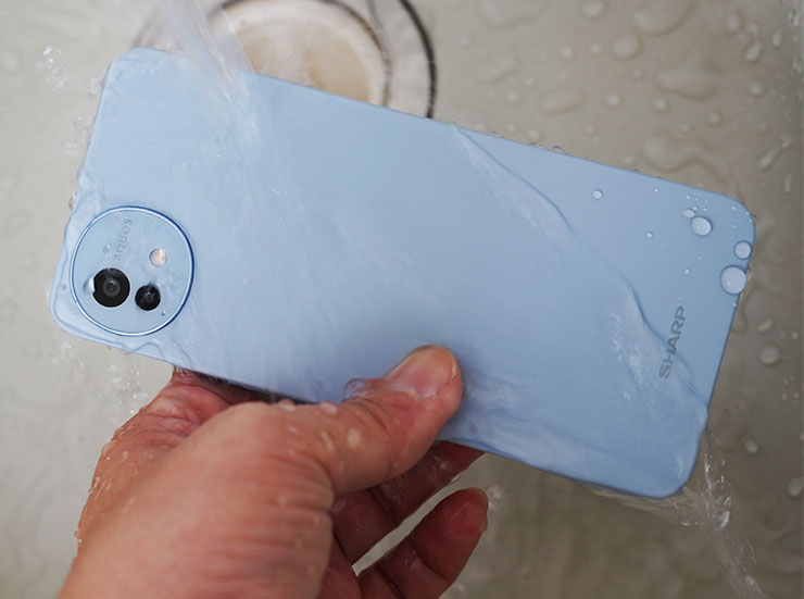 SHARP AQUOS Wish4 開箱實測:日系簡約美型、功能完整,堅固耐用無可挑剔! - 阿祥的網路筆記本 當然,大開水龍頭用力沖水也是沒問題的!