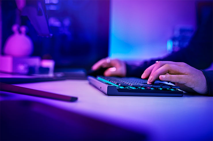 G515 LIGHTSPEED TKL無線遊戲鍵22釐米的輕薄設計，並加入新一代隔音層提升打字與遊戲體驗