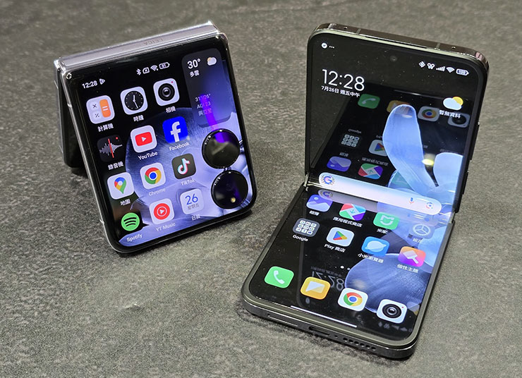 Xiaomi MIX Flip 擁有 4.01 吋外螢幕與展開後 6.86 吋的內螢幕，比較特別的內外螢幕都 擁有 1.5K 解析度、3000 nits 的峰值亮度與 120Hz 的更新率，提供一致性的使用體驗