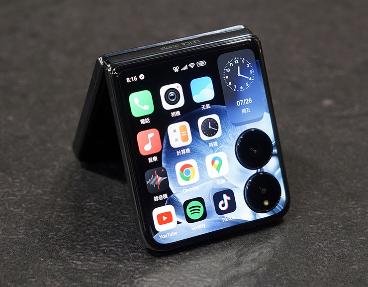 Xiaomi MIX Flip 的外螢幕可啟動應用程式，也有小工具區域，也因為相機採縱向排列，因此可採用一般手機常見的 16:9 的比例來顯示，就像把手機畫面縮小一樣