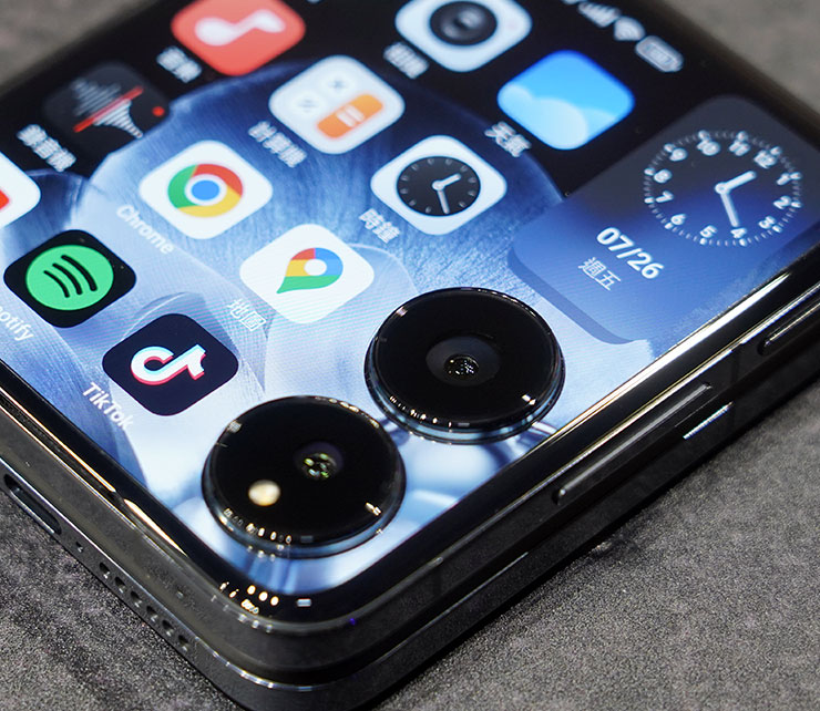 Xiaomi MIX Flip 內建了兩顆 5000 萬畫素鏡頭，分別為廣角與 2x 望遠變焦，並與徠卡協同調校。