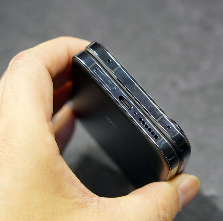 Xiaomi MIX Flip 頂側配置雙麥克風，底側配置 USB-C 埠、揚聲器口與 SIM 卡槽