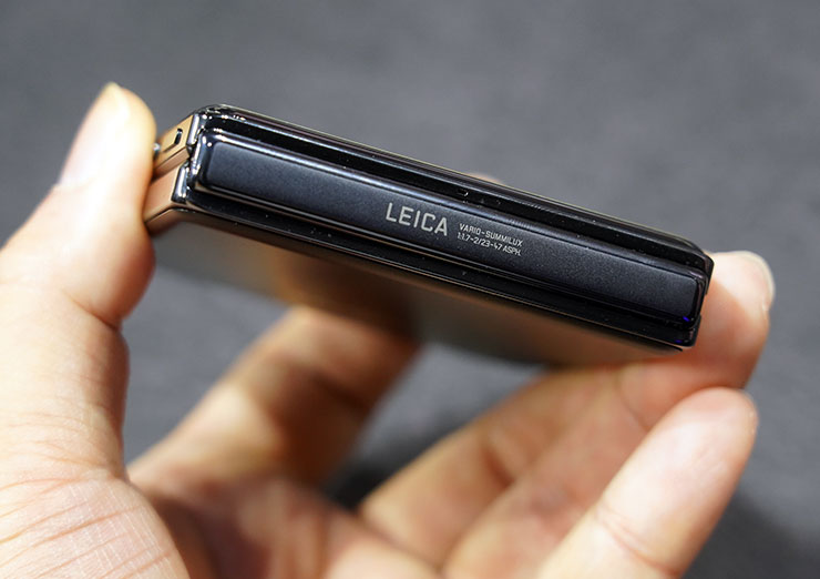 Xiaomi MIX Flip 的頂部轉軸護蓋上也壓印了 LEICA 的字樣