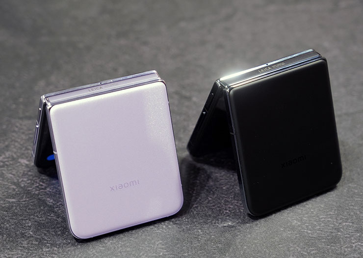 Xiaomi MIX Flip 除了灰色款，也有另一款色彩粉嫩的紫色款。